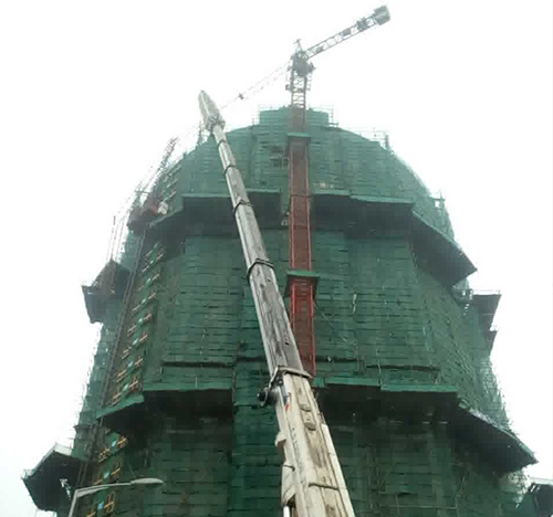 静乐吊车在工地上作业